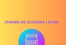 El jarabe de glucosa de alta fructosa Imagen de un frasco vertiendo jarabe de glucosa en un recipiente.